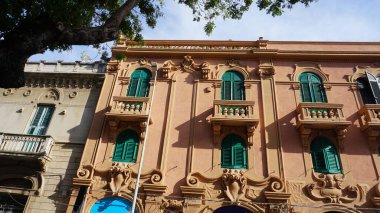 Messina 'daki eski binanın, Sicilya' daki İtalya 'daki eski cephesinin güzel manzarası.