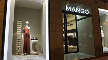 Sanremo, İtalya - 28 Eylül 2025: Mango mağazası. Mango, İspanyol giyim ve üretim şirketidir..