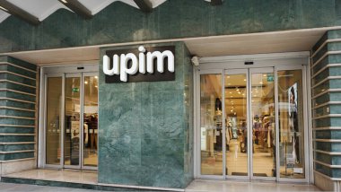 Sanremo, İtalya - 28 Eylül 2025: giriş işareti. İtalyan orta market mağaza zinciri. Erkek, kadın ve çocuklara özel kıyafetler, ev eşyaları üzerine uzmanlaşmış.