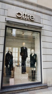 Sanremo, İtalya - 28 Eylül 2025: Bu, Alessia Mancini işbirliğiyle yaratılan Urban Icons koleksiyonunu sunan Oltre mağazasının vitrinidir..