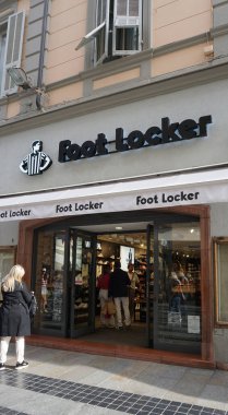 Sanremo, İtalya - 28 Eylül 2025: Bir Foot Locker mağazası. Foot Locker Retail, Inc. Amerikalı spor giyim ve ayakkabı perakendecisi..
