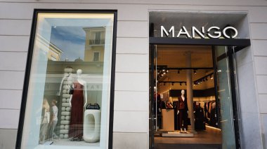 Sanremo, İtalya - 28 Eylül 2025: Mango mağazası. Mango, İspanyol giyim ve üretim şirketidir..