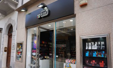 Sanremo, İtalya - 28 Eylül 2025: Dava oluşturma ve kapak yapma konusunda uzmanlaşmış Just In CASE adlı bir mağazaya giriş.