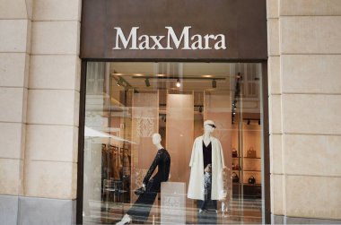 Sanremo, İtalya - 28 Eylül 2025: MaxMaras mağazası. MaxMara, 90 ülkede 2254 mağazası bulunan bir İtalyan moda şirketi. 1951 yılında Achille Maramotti tarafından Reggio Emilia 'da kuruldu..