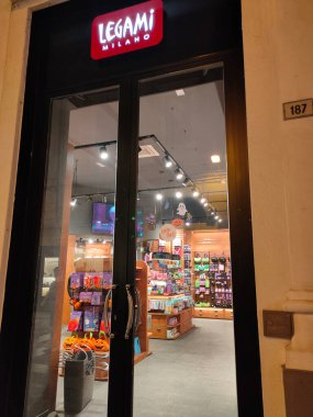Sanremo, İtalya - 28 Eylül 2025: Bir mağazanın ön cephesinde LEGAMI Milano marka işareti