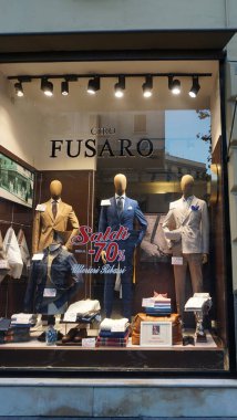 Salerno, İtalya - 21 Eylül 2025: Fusaro Antonio logo metni ve duvar girişi tabelası İtalyan lüks moda mağazası