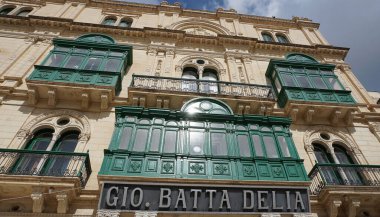 Valletta, Malta - 24 Eylül 2025: Gio için eski işaret. Valletta, Malta Cumhuriyet Caddesi 'ndeki Batta Delia şirketinin dükkanı - 24 Eylül 2025