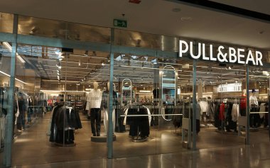 Rimini, İtalya - 25 Haziran 2024: PULL ve BeAR perakende giyim mağazası. Çekici Ayı İspanyol giyim ve aksesuar satıcısı..