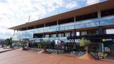 Barcelona, İspanya - 26 Eylül 2025: Maremagnum AVM, Port Vell, İspanya 26 Eylül 2025