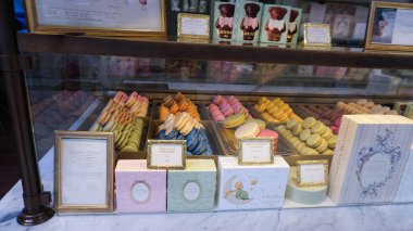 Nice, Fransa - 27 Eylül 2025: Fransa - 27 Eylül 2025 'te Nice, Fransa' da bulunan ünlü Laduree şekerleme dükkanı