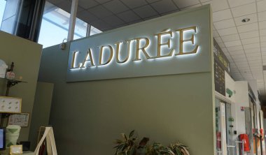 Nice, Fransa - 27 Eylül 2025: Fransa - 27 Eylül 2025 'te Nice, Fransa' da bulunan ünlü Laduree şekerleme dükkanı