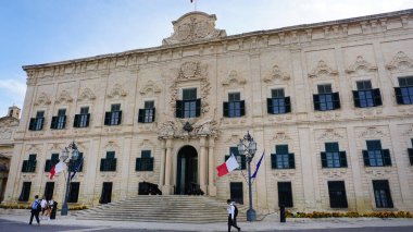 Valletta, Malta - 24 Eylül 2025: Auberge de Castille şu anda Valletta 'nın merkezinde bulunan başbakanın ikamet yeri.