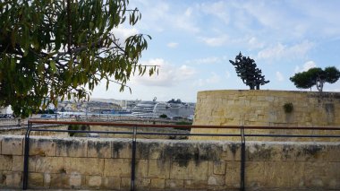 Valletta, Malta - 24 Eylül 2025: Valletta, Malta şehir merkezindeki St. James kalesinin panoramik manzarası - 24 Eylül 2025