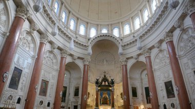 Valletta, Malta - 24 Eylül 2025: Carmel Dağı 'nın Leydisi Bazilikası - 24 Eylül 2025' te Malta Valletta 'da iç mekan