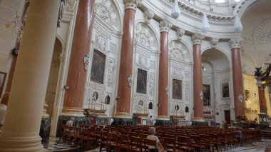 Valletta, Malta - 24 Eylül 2025: Carmel Dağı 'nın Leydisi Bazilikası - 24 Eylül 2025' te Malta Valletta 'da iç mekan