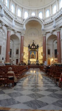 Valletta, Malta - 24 Eylül 2025: Carmel Dağı 'nın Leydisi Bazilikası - 24 Eylül 2025' te Malta Valletta 'da iç mekan