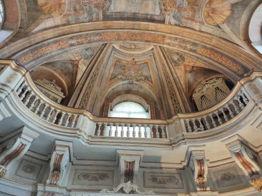 Valletta, Malta - 24 Eylül 2025: The Church of Our Lady of Victory altar and tavan iç mimarisi Valletta, Malta 24 Eylül 2025
