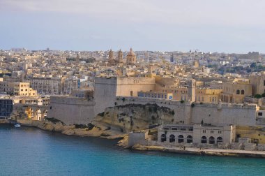 Valletta 'nın güzel gün batımı manzarası Saint Angelo Kalesi, başkent Malta