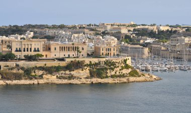 Malta 'nın Kalkara kentindeki tarihi Bighi Kompleksi, Triq Marina boyunca mimari ve kıyı manzaralarına sahip. Malta 'nın Kültür Mirası