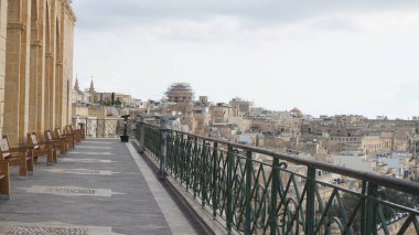 Kemerler ve tarihi plaklar sizi toplara kadar uzanan manzaralı duvarlara götürüyor. Yukarı Barrakka Bahçeleri Valletta, Malta 'da halka açık bir bahçe..