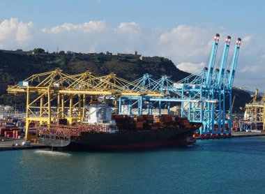 Barselona, İspanya - Barselona limanındaki konteyner terminalinde vinçler