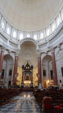 Valletta, Malta - 24 Eylül 2025: Carmel Dağı 'nın Leydisi Bazilikası - 24 Eylül 2025' te Malta Valletta 'da iç mekan
