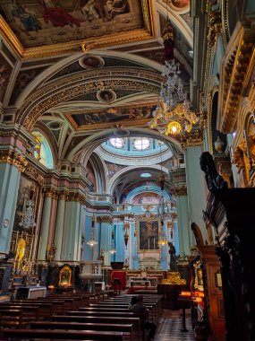 Valletta, Malta - 24 Eylül 2025: The Church of Our Lady of Victory altar and tavan iç mimarisi Valletta, Malta 24 Eylül 2025