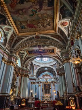 Valletta, Malta - 24 Eylül 2025: The Church of Our Lady of Victory altar and tavan iç mimarisi Valletta, Malta 24 Eylül 2025