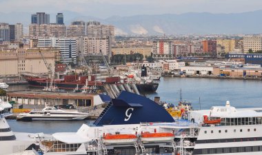 Napoli, İtalya - 22 Eylül 2025: Napoli yat limanı, MS Europa Sarayı, Napoli limanında Grimaldi Lines 'e ait hızlı bir ropax feribotudur. İtalya 22 Eylül 2025