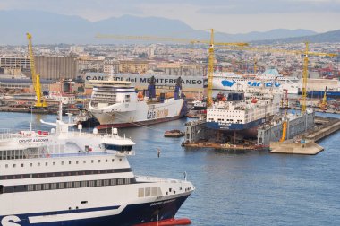 Napoli, İtalya - 22 Eylül 2025: Napoli gemi limanı, Grimaldi Lines şirketinden Ferry Cruise Ausonia İtalya 'nın Napoli limanına demir attı.