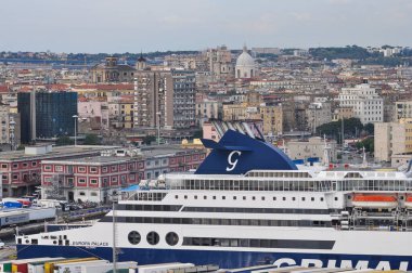 Napoli, İtalya - 22 Eylül 2025: Napoli gemi limanı, Grimaldi Lines şirketinden Ferry Cruise Ausonia İtalya 'nın Napoli limanına demir attı.