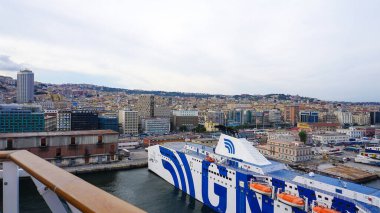 Napoli, İtalya - 22 Eylül 2025: Napoli limanı, GNV feribotu Napoli limanında. İtalya 22 Eylül 2025