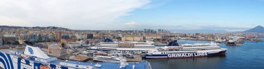 Napoli, İtalya - 22 Eylül 2025: Napoli gemi limanı, Grimaldi Lines şirketinden Ferry Cruise Ausonia İtalya 'nın Napoli limanına demir attı.