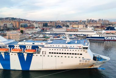 Messina Boğazı - Sicilya, İtalya - 06 Temmuz 2023: Messina Limanı, Messina Boğazı 'ndan Reggio di Calabria' dan Sicilya 'daki Messina' ya feribotla geçerken.