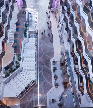 Valletta, Malta - 24 Eylül 2025: MSC DÜNYA EUROPA yolcu gemisinden güzel güverte ve gezinti güvertesi manzarası.