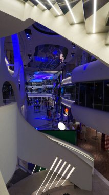 Marsilya, Fransa - 26 Eylül 2025: MSC World Europa adlı yolcu gemisinin World Galleria 'sı.