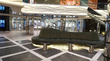 Marsilya, Fransa - 26 Eylül 2025: MSC World Europa adlı yolcu gemisinin World Galleria 'sı.