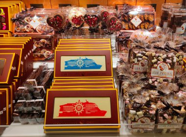 Barcelona, İspanya - 26 Eylül 2025: Yolcu gemisi MSC World Europa 'daki çikolatanın içi