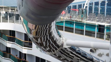 Napoli, İtalya - 21 Eylül 2025: Su Parkı Bölgesi - İtalya 'da inşa edilen büyük yolcu gemisi MSC World Europa' daki Sarmal Su Kaydırağı.