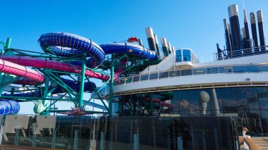 Napoli, İtalya - 21 Eylül 2025: Su Parkı Bölgesi - İtalya 'da inşa edilen büyük yolcu gemisi MSC World Europa' daki Sarmal Su Kaydırağı.
