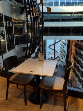 Barcelona, İspanya - 25 Eylül 2025: MSC World Europa 'nın yolcu gemisinde veya amiral gemisinde bulunan boş büfe