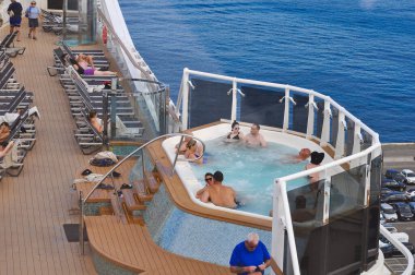 Barcelona, İspanya - 26 Eylül 2025: MSC World Europa yolcu gemisinin yüzme havuzu alanı, İtalya 'da inşa edilen büyük yolcu gemisi.