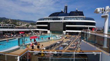 Barcelona, İspanya - 26 Eylül 2025: MSC World Europa yolcu gemisinin yüzme havuzu alanı, İtalya 'da inşa edilen büyük yolcu gemisi.