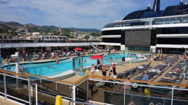 Barcelona, İspanya - 26 Eylül 2025: MSC World Europa yolcu gemisinin yüzme havuzu alanı, İtalya 'da inşa edilen büyük yolcu gemisi.