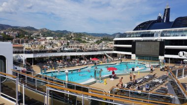Barcelona, İspanya - 26 Eylül 2025: MSC World Europa yolcu gemisinin yüzme havuzu alanı, İtalya 'da inşa edilen büyük yolcu gemisi.