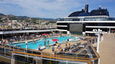Barcelona, İspanya - 26 Eylül 2025: MSC World Europa yolcu gemisinin yüzme havuzu alanı, İtalya 'da inşa edilen büyük yolcu gemisi.