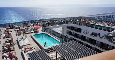 Barcelona, İspanya - 26 Eylül 2025: MSC World Europa yolcu gemisinin yüzme havuzu alanı, İtalya 'da inşa edilen büyük yolcu gemisi.