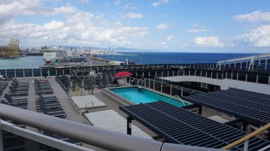 Barcelona, İspanya - 26 Eylül 2025: MSC World Europa yolcu gemisinin yüzme havuzu alanı, İtalya 'da inşa edilen büyük yolcu gemisi.