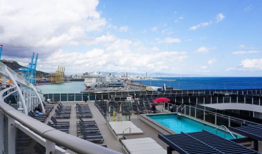 Barcelona, İspanya - 26 Eylül 2025: MSC World Europa yolcu gemisinin yüzme havuzu alanı, İtalya 'da inşa edilen büyük yolcu gemisi.