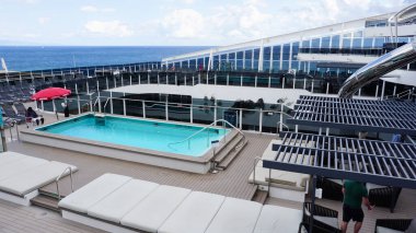 Barcelona, İspanya - 26 Eylül 2025: MSC World Europa yolcu gemisinin yüzme havuzu alanı, İtalya 'da inşa edilen büyük yolcu gemisi.